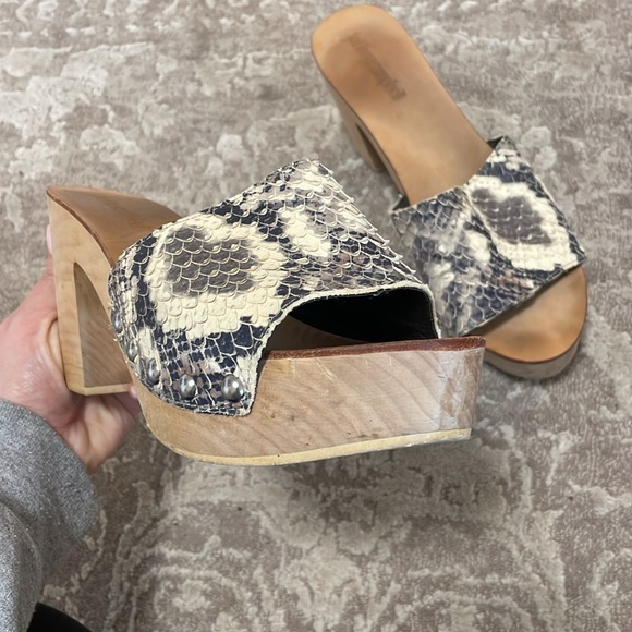 Jeffrey Campbell Size 8 Snake Leather Heel - Picture 3 of 9